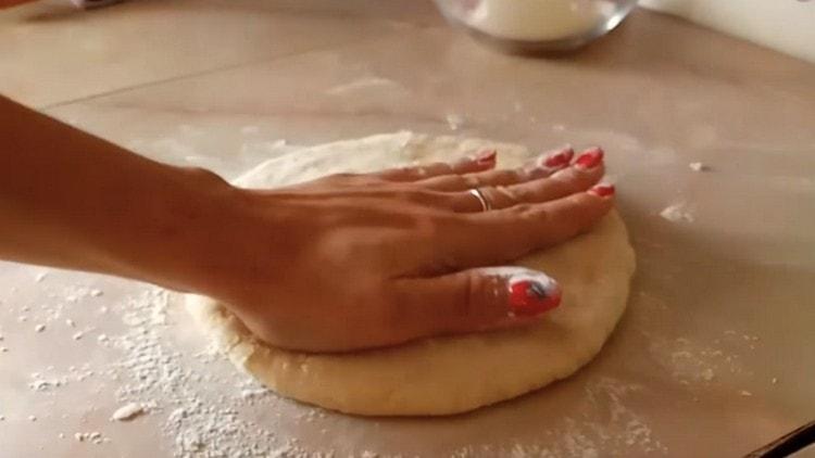 Formiamo una piccola torta dall'impasto.