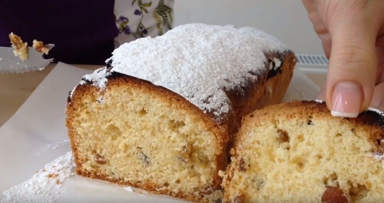 Come puoi vedere, questa ricetta per una torta con uvetta al forno ti consente di preparare rapidamente fragranti prodotti da forno per il tè.