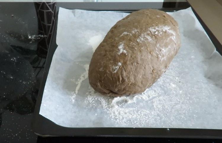 Metti il ​​pane formato su una teglia coperta di pergamena e leggermente cosparsa di farina.