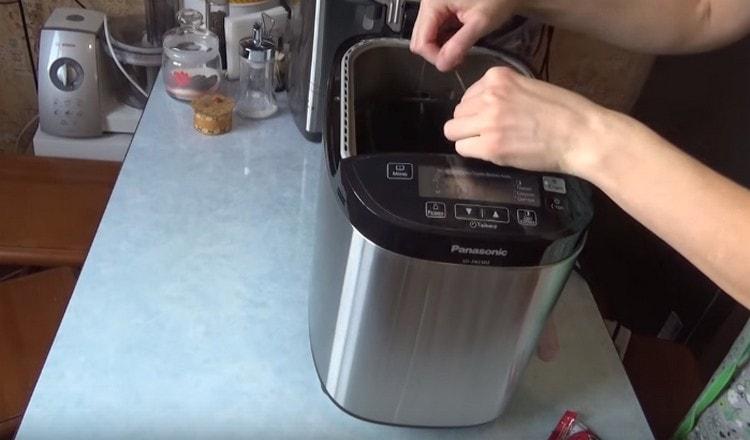 Installiamo un secchio con componenti per preparare il pane in una macchina per il pane.