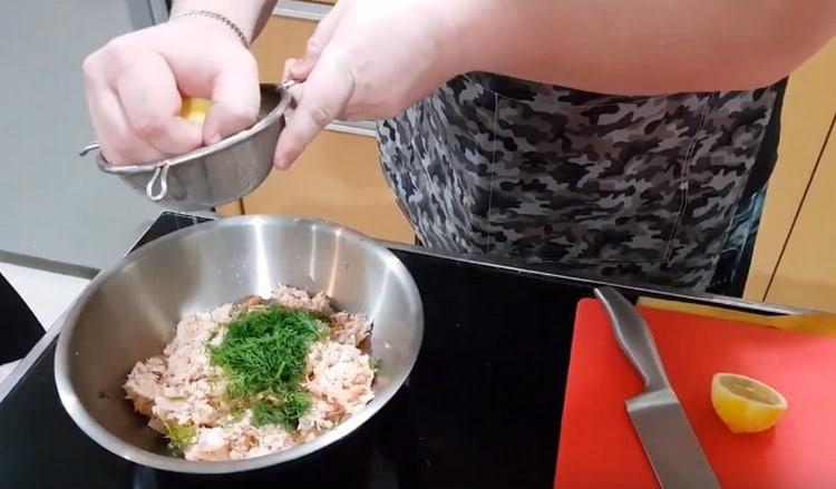 Aggiungi il succo di limone agli ingredienti schiacciati.