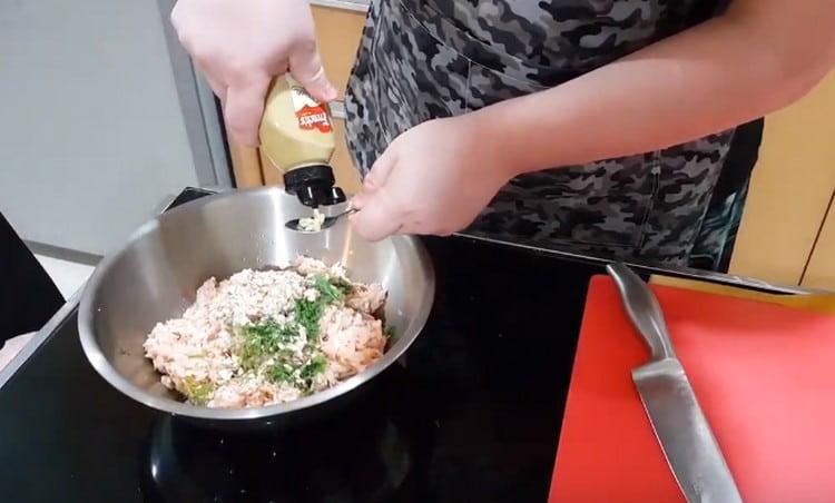 Aggiungiamo anche vino bianco, olio di semi d'uva.