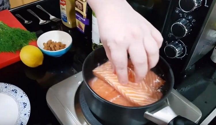 Mettiamo diversi pezzi di filetto di salmone per cucinare.