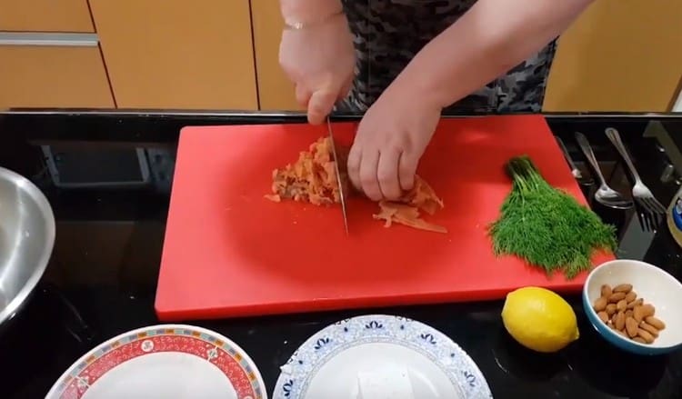 Salmone affumicato tagliato il più piccolo possibile.