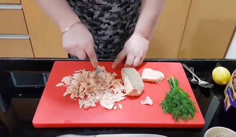 Il salmone bollito impasta leggermente con una forchetta.