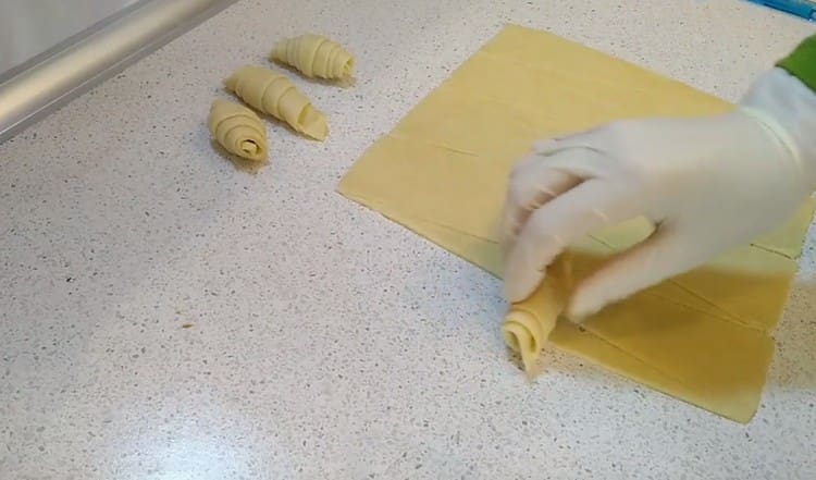 Gira il rotolo di pasta.