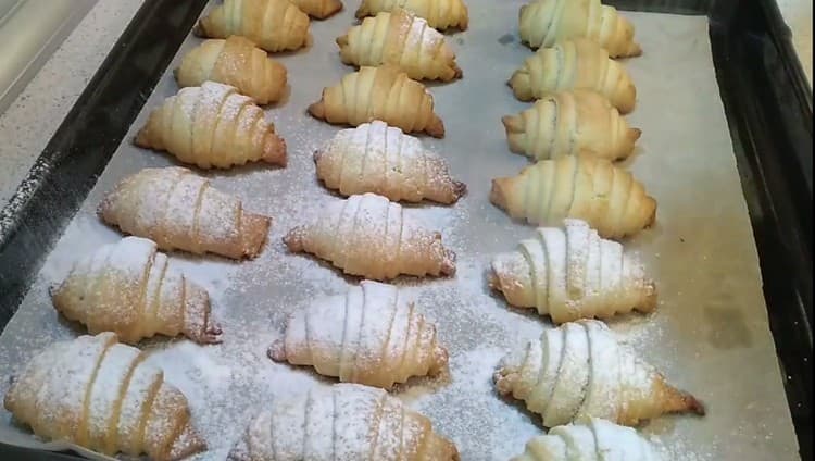 I dolci pronti possono anche essere cosparsi di zucchero a velo.