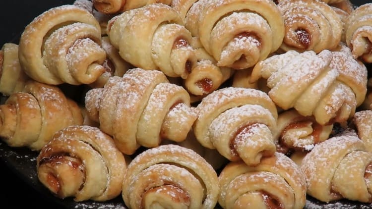 I dolci pronti possono anche essere cosparsi di zucchero a velo.