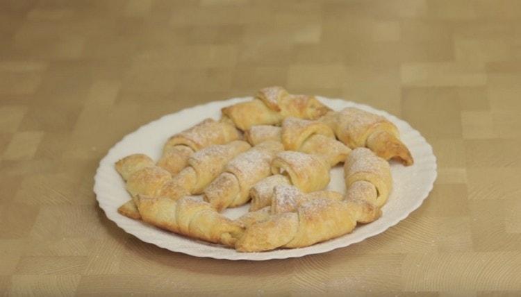 I bagel pronti dall'impasto con la ricotta possono essere cosparsi di zucchero a velo.