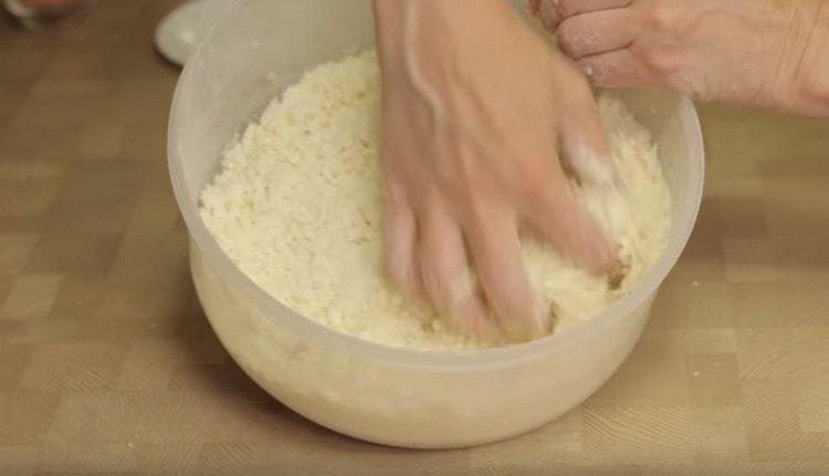 Aggiungere la ricotta nella farina con il burro e macinare tutto in briciole.