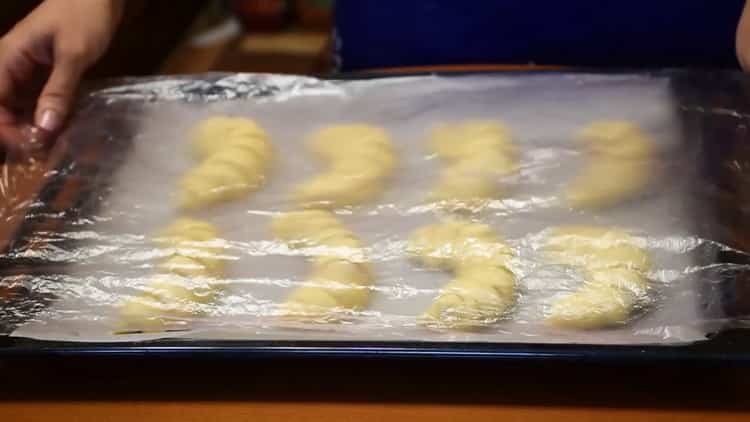 Per preparare i bagel di lievito, posizionare l'impasto sotto un film