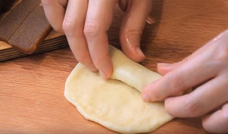 Avvolgere l'impasto con la marmellata, ma non completamente.