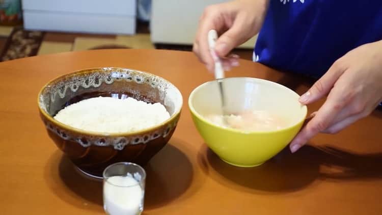 Per preparare i bagel di lievito, prepara gli ingredienti