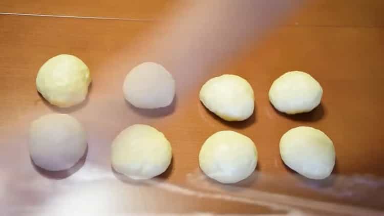 Dividere l'impasto per i bagel di lievito