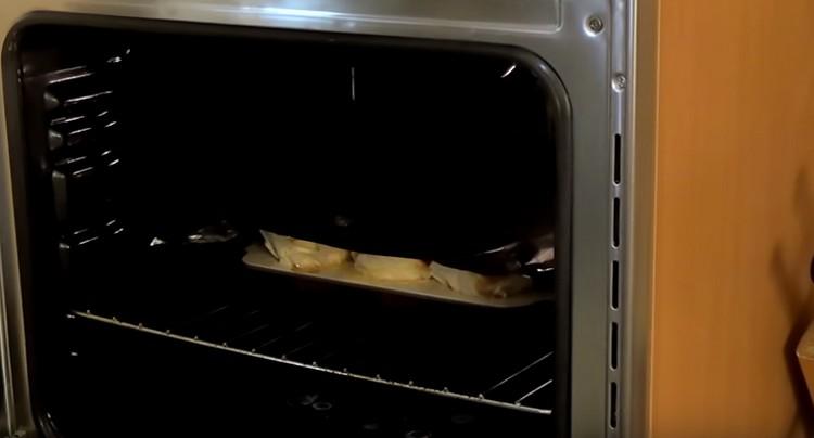 Pagkatapos ng 15 minuto, takpan ang mga blangko sa oven na may foil upang hindi sila magsunog.