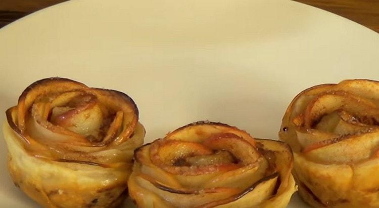 Narito mayroon kaming tulad na magagandang rosas mula sa puff pastry.