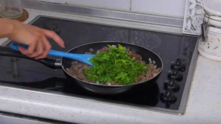 Aggiungi verdure tritate al ripieno di carne.