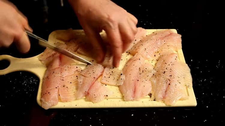 Per preparare la zuppa di pollock, salare il pesce