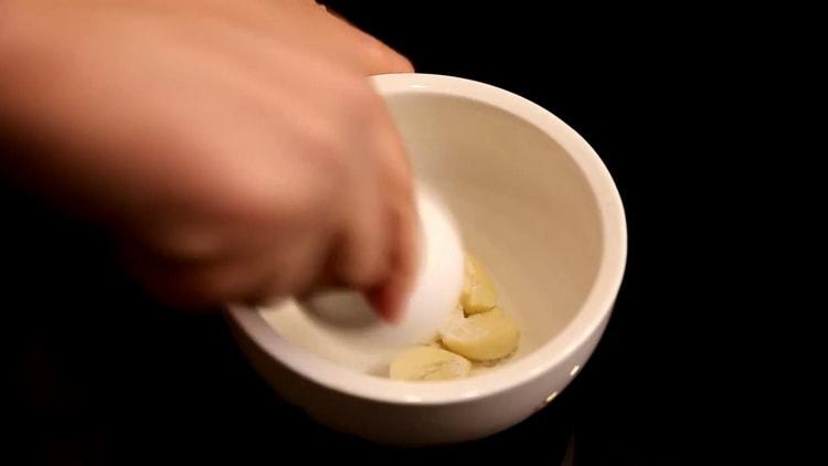 Per preparare la zuppa di pollock, mescola gli ingredienti della malta liquida