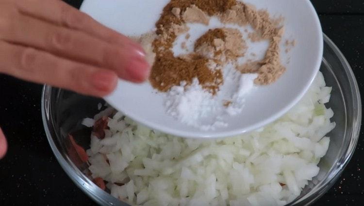 Aggiungi spezie, sale e pepe alla cipolla con la carne.