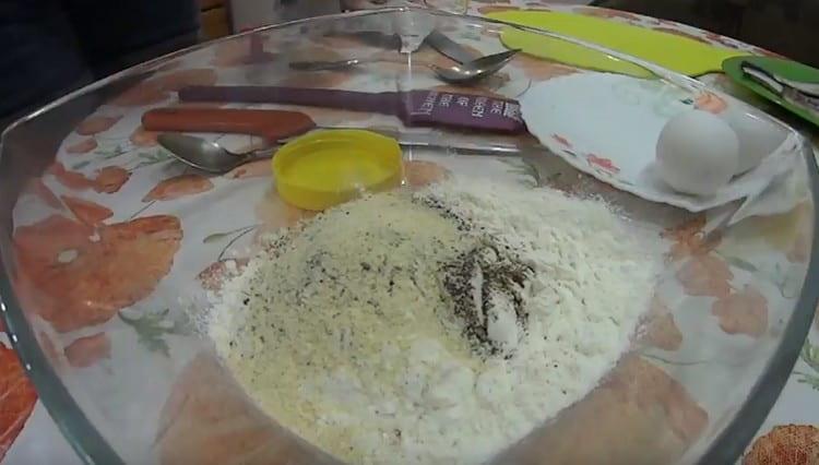 Per preparare la pastella, mescola la farina con le spezie.