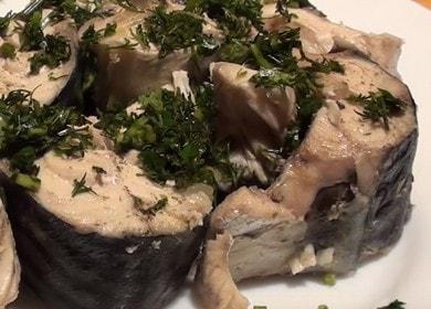 Delizioso sgombro bollito - un piatto veloce e gustoso