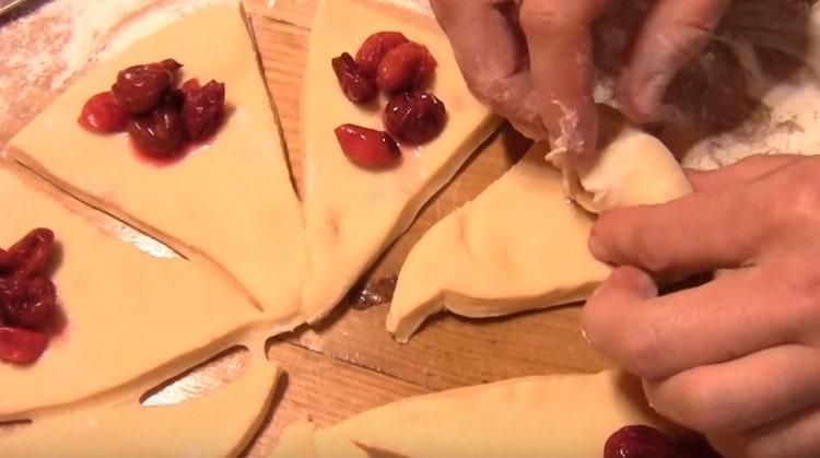 Per ogni triangolo di pasta, metti il ​​ripieno da qualsiasi marmellata.