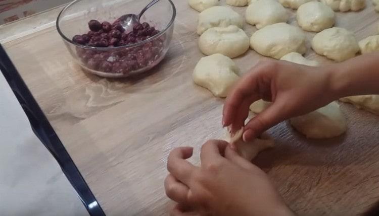 Impasta ogni pezzo di pasta in una torta, mettici sopra delle ciliegie e pizzica i bordi.