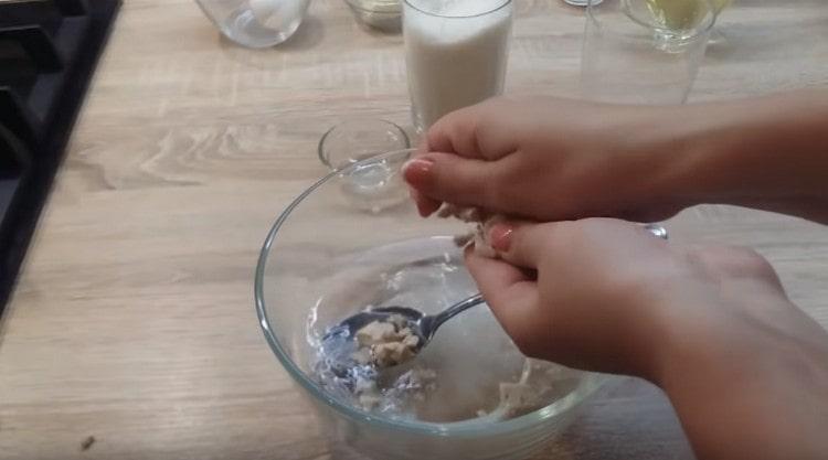 In acqua calda, aggiungi zucchero e lievito.