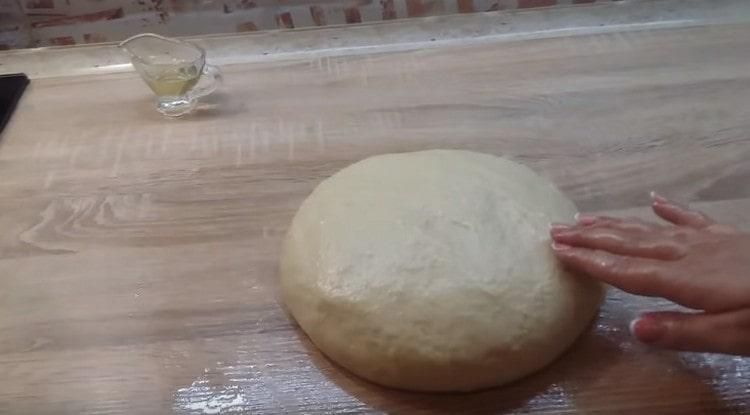 Quindi impastare la pasta sul tavolo, ungendola e mani con olio vegetale.