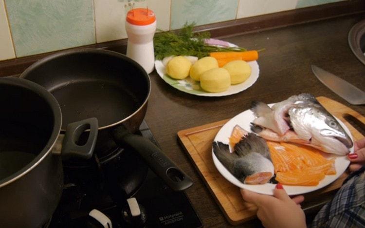 Per una tale zuppa, puoi prendere la testa e la coda di salmone, diversi pezzi di filetto.