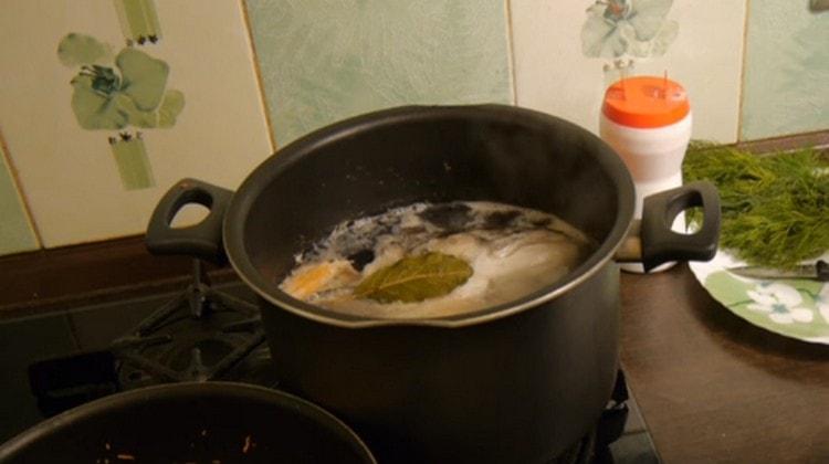 Durante l'ebollizione, rimuovere la schiuma dal brodo.