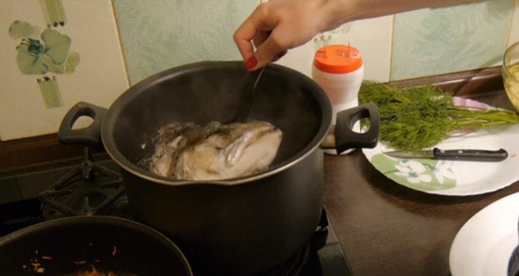 Prendiamo il pesce dal brodo finito, separiamo la carne dalle ossa.