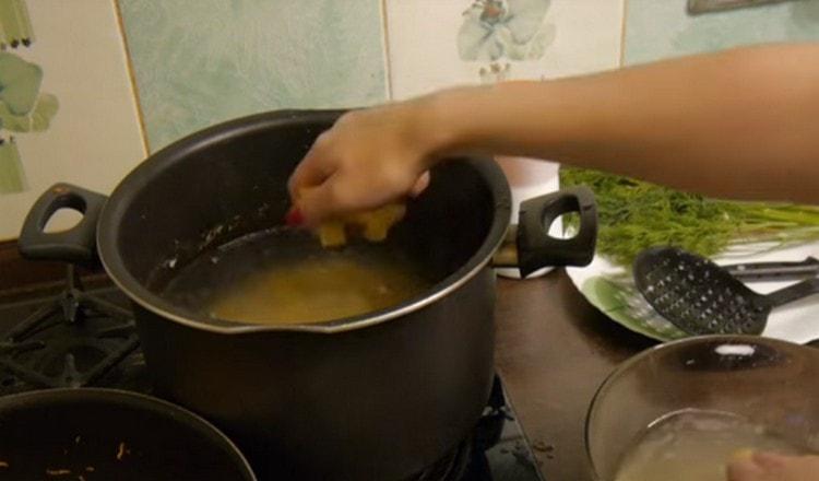 Distribuiamo le patate nel brodo appena bollito.