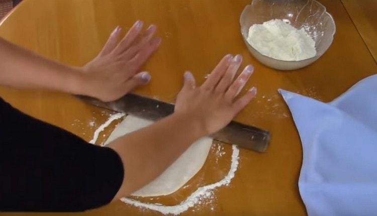 Stendiamo ogni pallina di pasta con un mattarello.