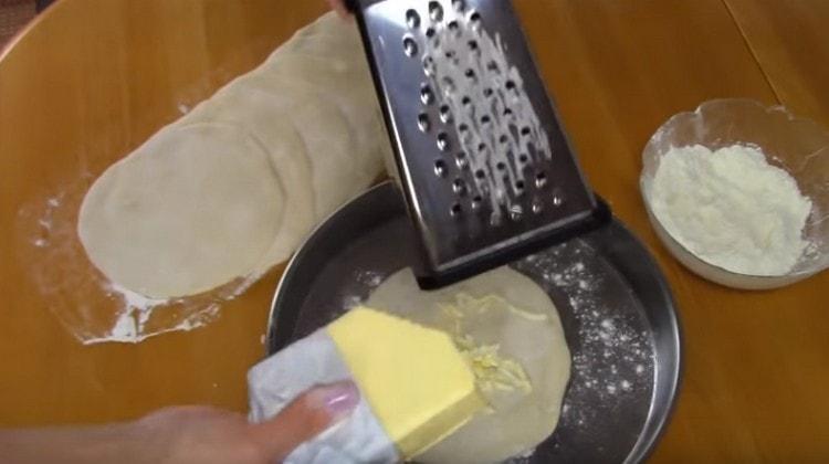 Per ogni giro di pasta strofiniamo il burro freddo.