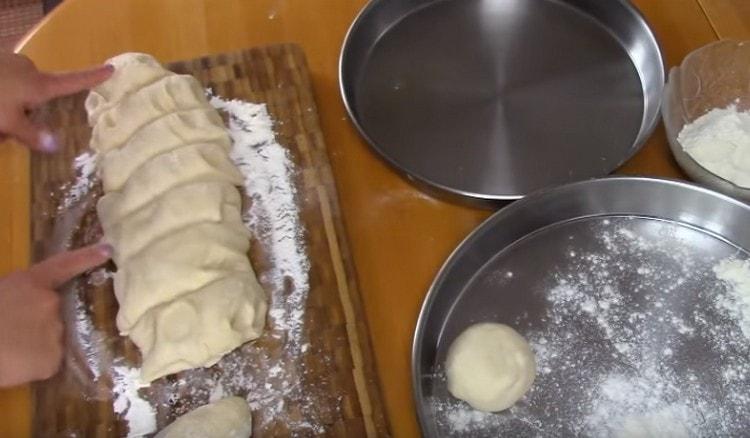 Tagliamo il rullo di pasta in pezzi porzionati e li arrotoliamo in palline.