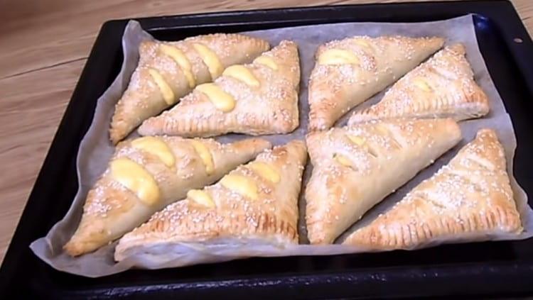 la pasta sfoglia al formaggio viene cotta molto rapidamente.