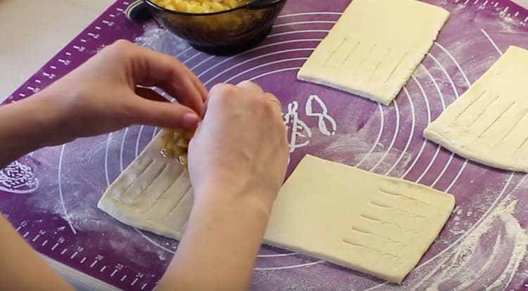 Su tutta la metà del pezzo, stendi il ripieno di mele.