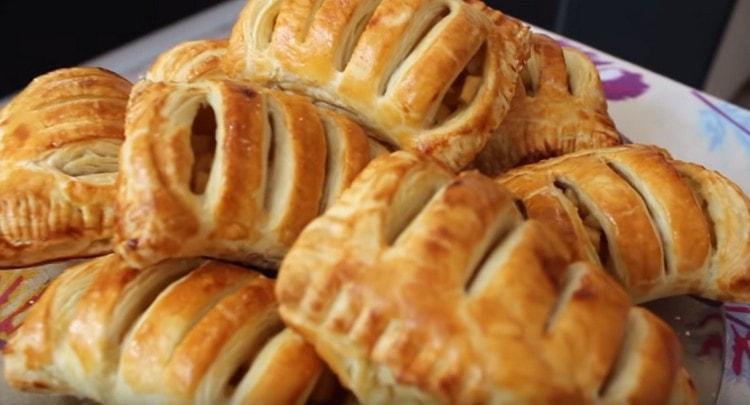 Gli strati di pasta sfoglia con le mele sono molto aromatici e deliziosi.