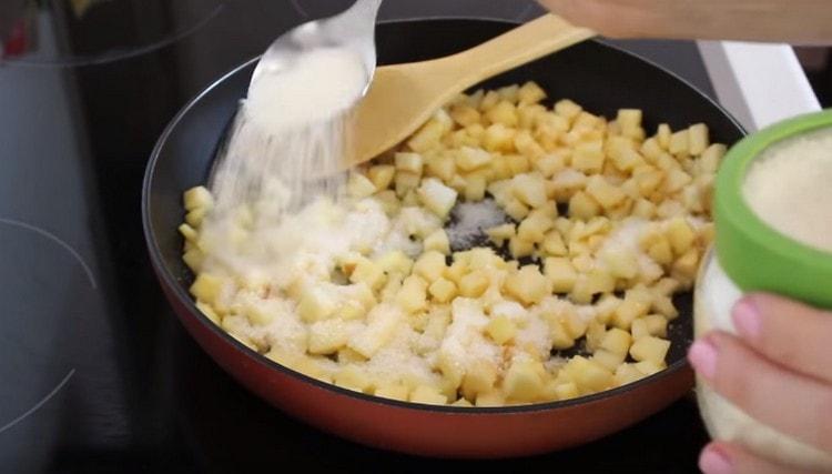 Aggiungi lo zucchero alle mele, friggi fino al colore caramello.