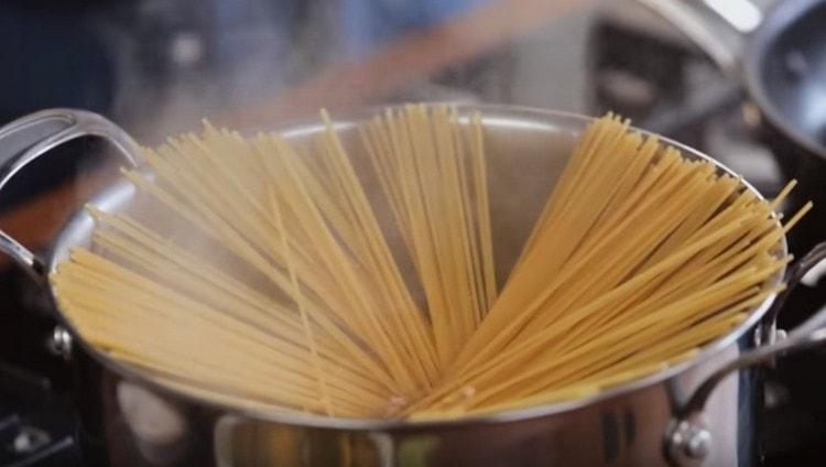 Mettiamo gli spaghetti per cucinare.