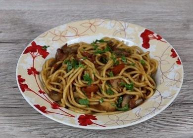 Prepariamo spaghetti profumati con funghi secondo una ricetta passo dopo passo con una foto.