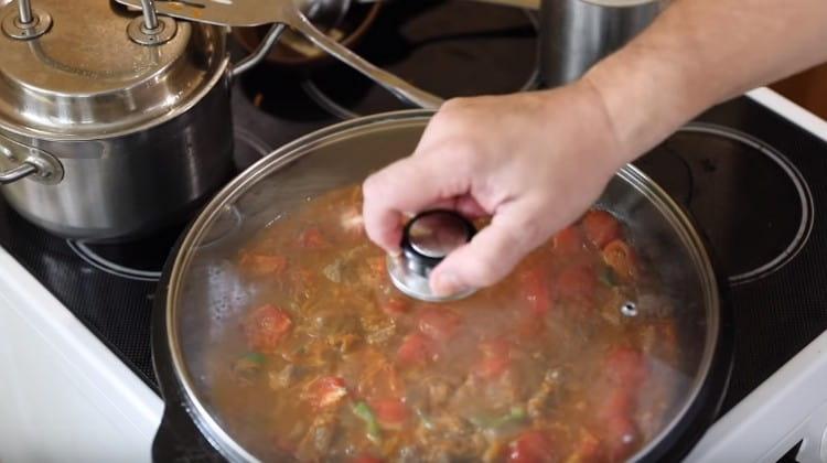 Copriamo la padella con un coperchio e lasciamo stufare la carne.