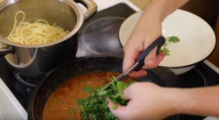 Alla fine della cottura, aggiungi le verdure al ragù di carne.