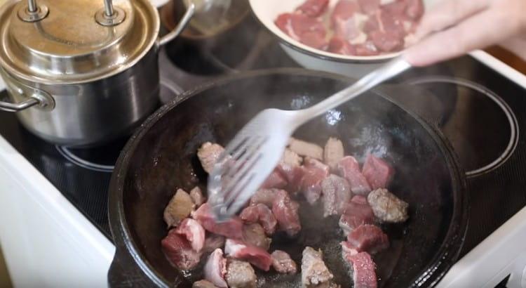 Distribuire la carne e friggerla in una padella.