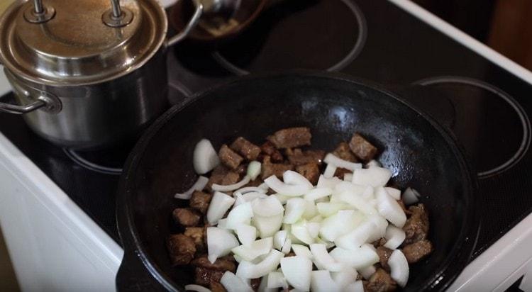 Tagliare la cipolla e aggiungere alla carne.