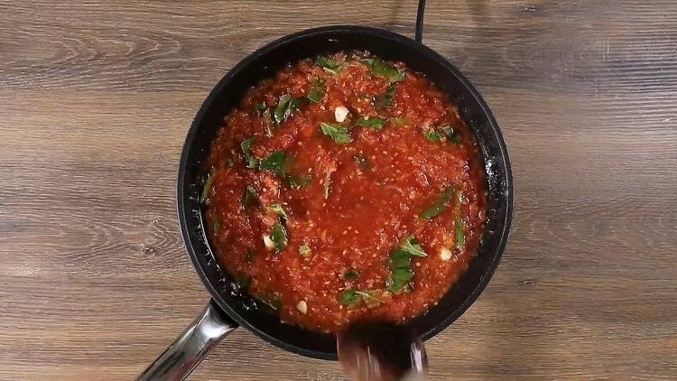 Per fare gli spaghetti con il concentrato di pomodoro, mescola gli ingredienti