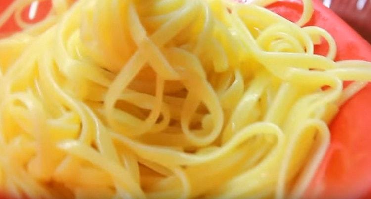 Getta gli spaghetti in uno scolapasta.