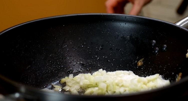 Per preparare la salsa, passa prima le verdure tritate finemente nella padella.